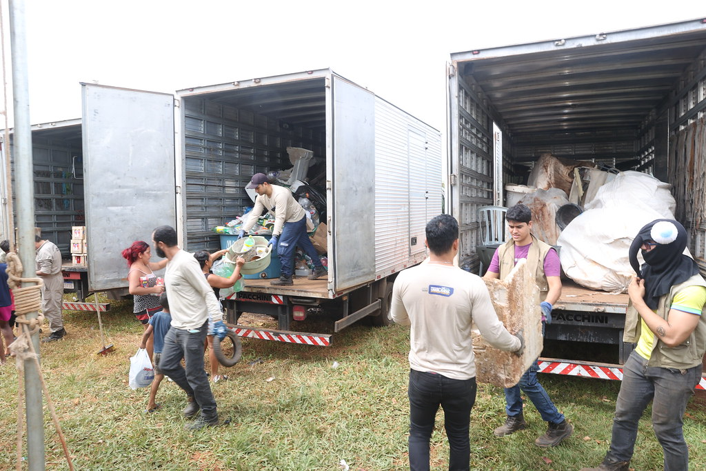 Prefeitura recolhe 11,2 mil criadouros e distribui 1,2 mil litros de leite durante Troca Solidária no assentamento Irmã Dulce