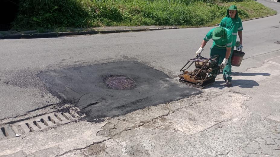 Santos inicia ações de tapa-buracos para reparar danos das chuvas