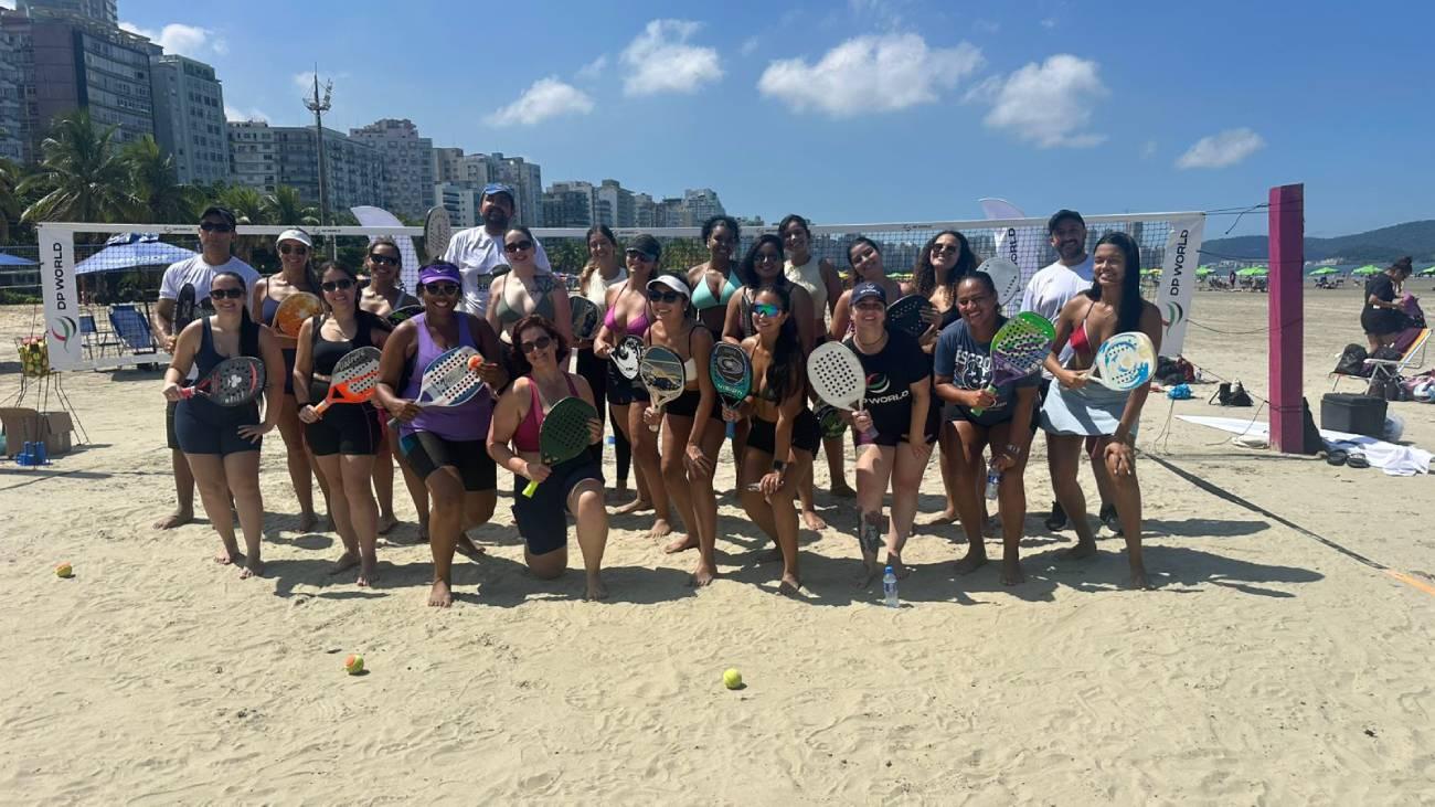 Santos Open Beach Tennis 2026 tem ação especial com aula em homenagem ao mês da mulher para colaboradoras da DP World