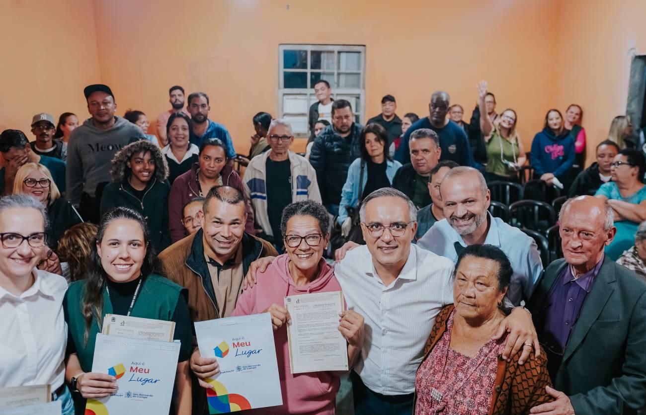 Sonho realizado: moradores do Capelinha, em São Bernardo, recebem escritura após 40 anos de espera