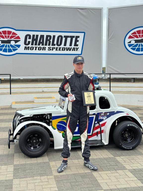 Theo Salomão venceu em sua temporada de estreia na Legend Cars, categoria de base da Nascar Series americana