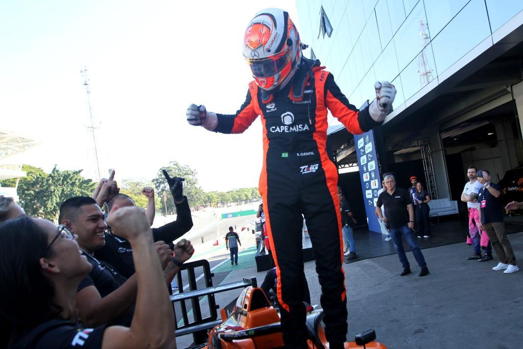 Bernardo Gentil conquistou primeira vitória na Fórmula 4 Brasil e é o líder do campeonato