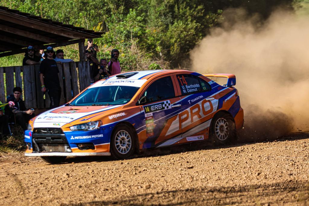 Brasileiros tentam manter liderança do Sul-americano de Rally