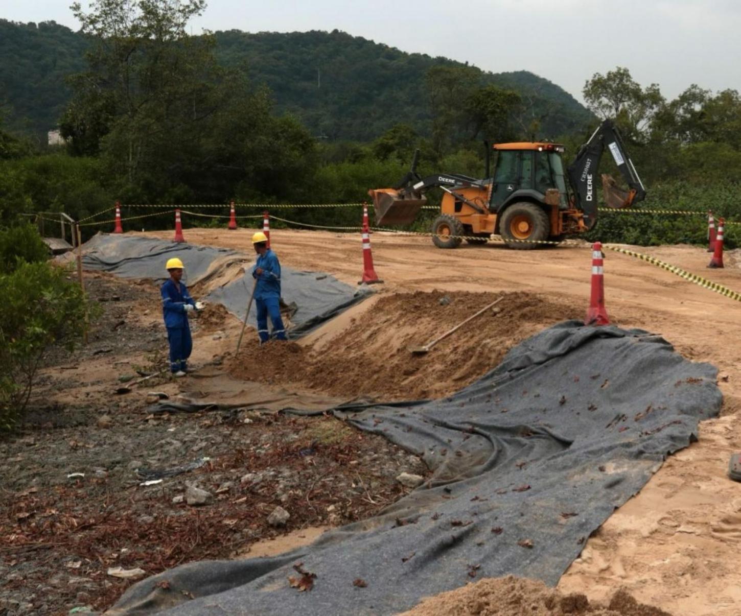Construção de estação elevatória contra enchentes na entrada de Santos