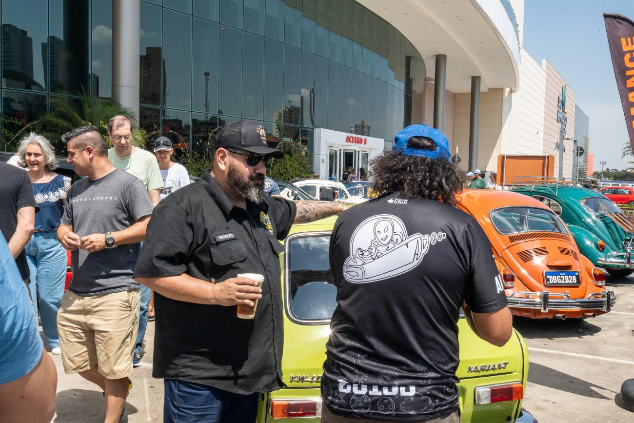 Encontro de Carros Antigos reúne apaixonados por automóveis no São Bernardo Plaza