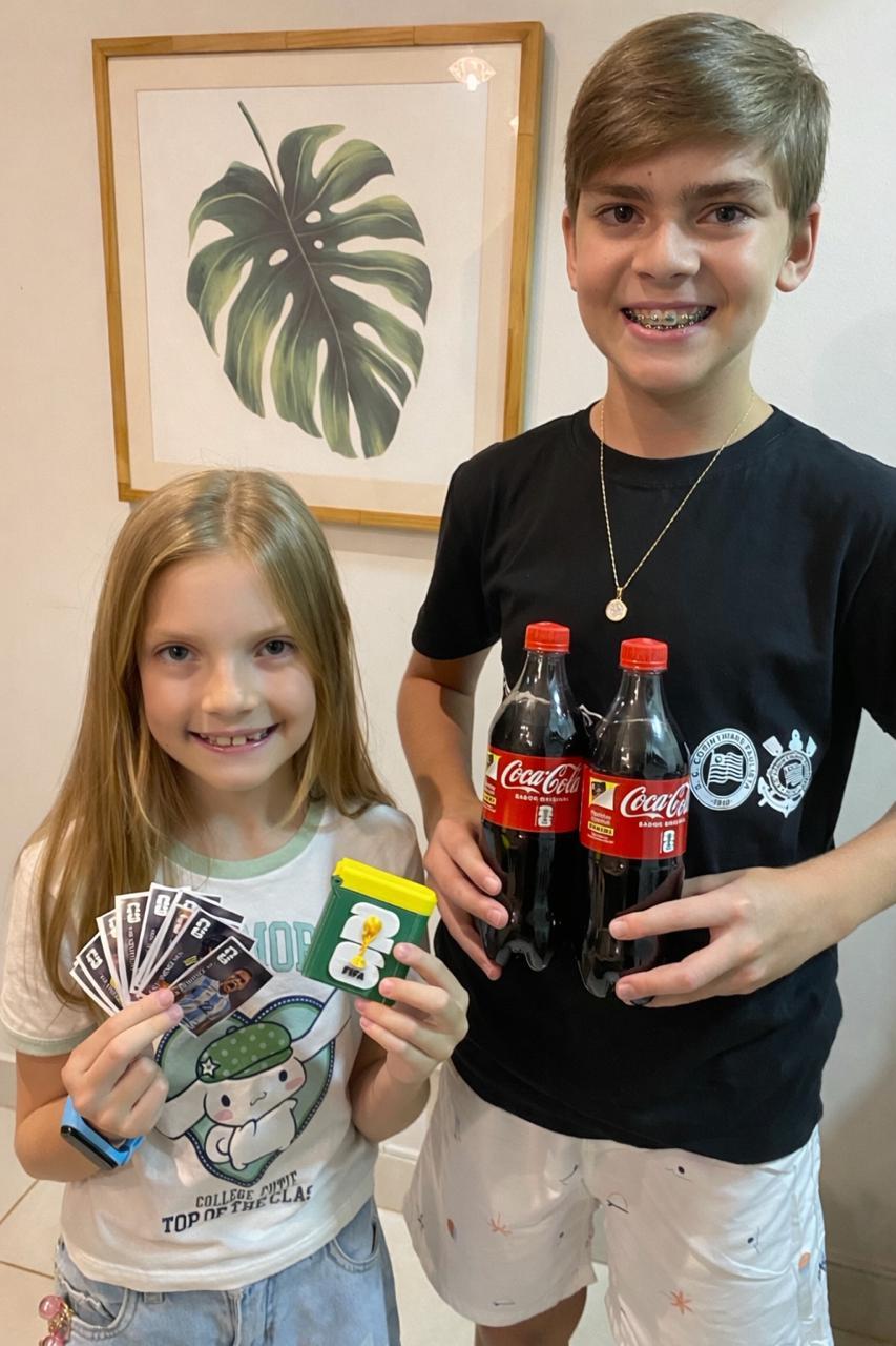 Entre figurinhas, sonhos e gols imaginários, irmãos embarcam na jornada do álbum da Copa 2026