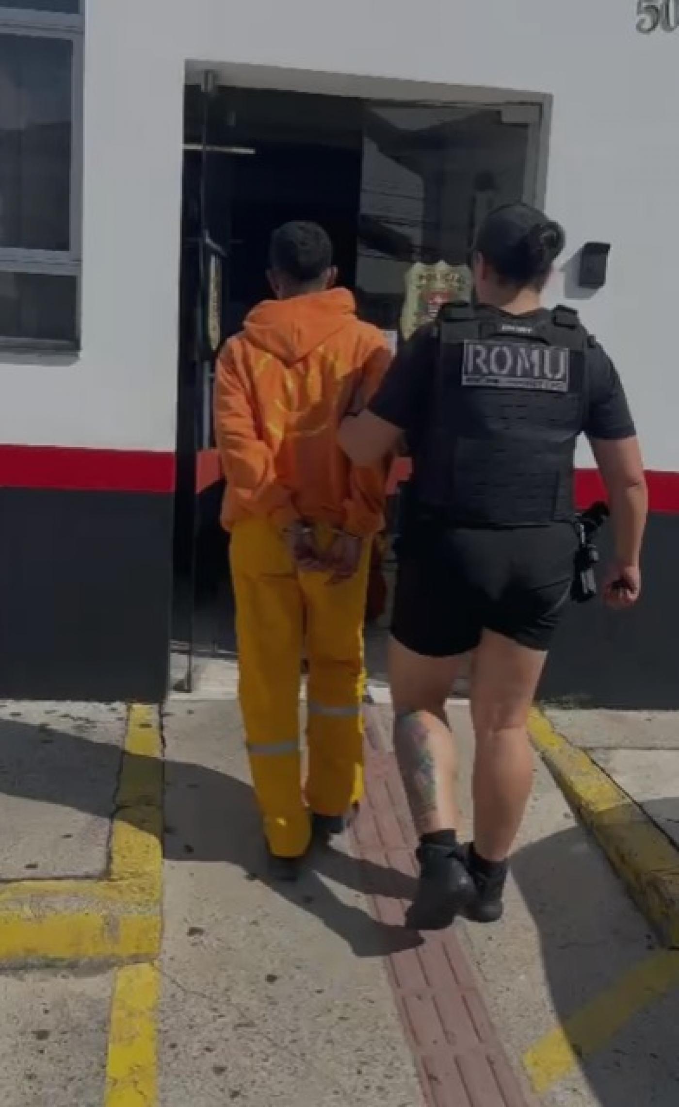 Guarda municipal a caminho do trabalho prende homem por roubo de moto em Santos