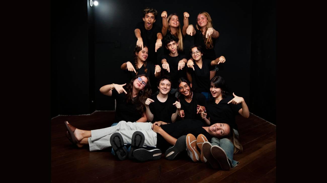 Premiado grupo de teatro de improviso com estudantes do Colégio Pedro II faz única apresentação na Casa da Comédia Carioca, em Ipanema
