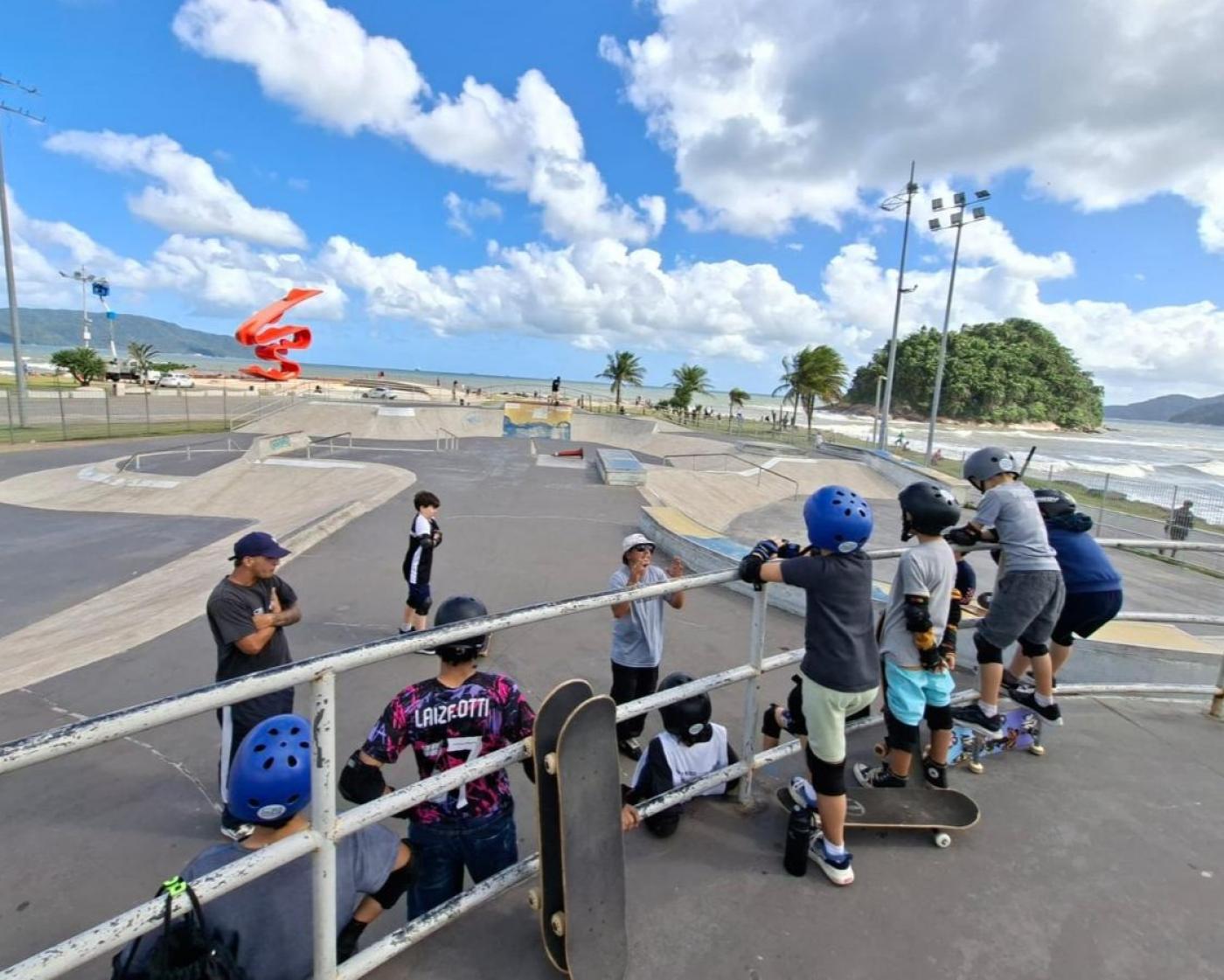 Santos tem aulas de skate gratuitas para jovens em 3 locais