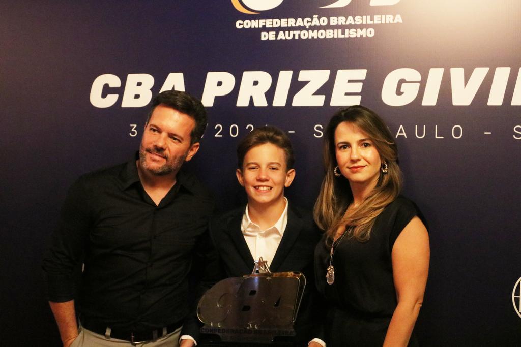 Theo Morgado recebeu troféu em homenagem ao seu terceiro título de campeão brasileiro de kart em dois anos