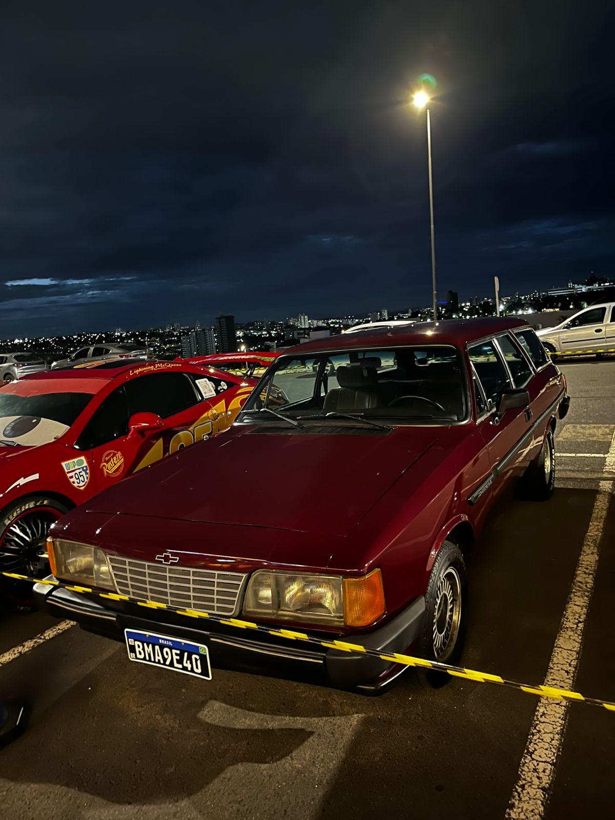 Tradicional encontro reúne modelos antigos e apaixonados por carros no Uberlândia Shopping