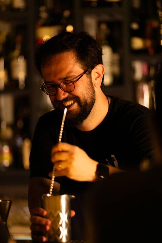 Zena promove Guest Bartender com Benício Calaça