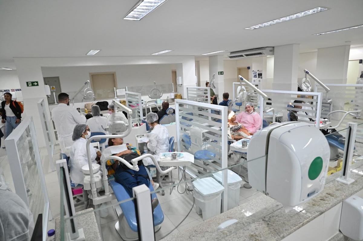 Abrigados em equipamentos públicos de Santos passam por exames odontológicos gratuitos