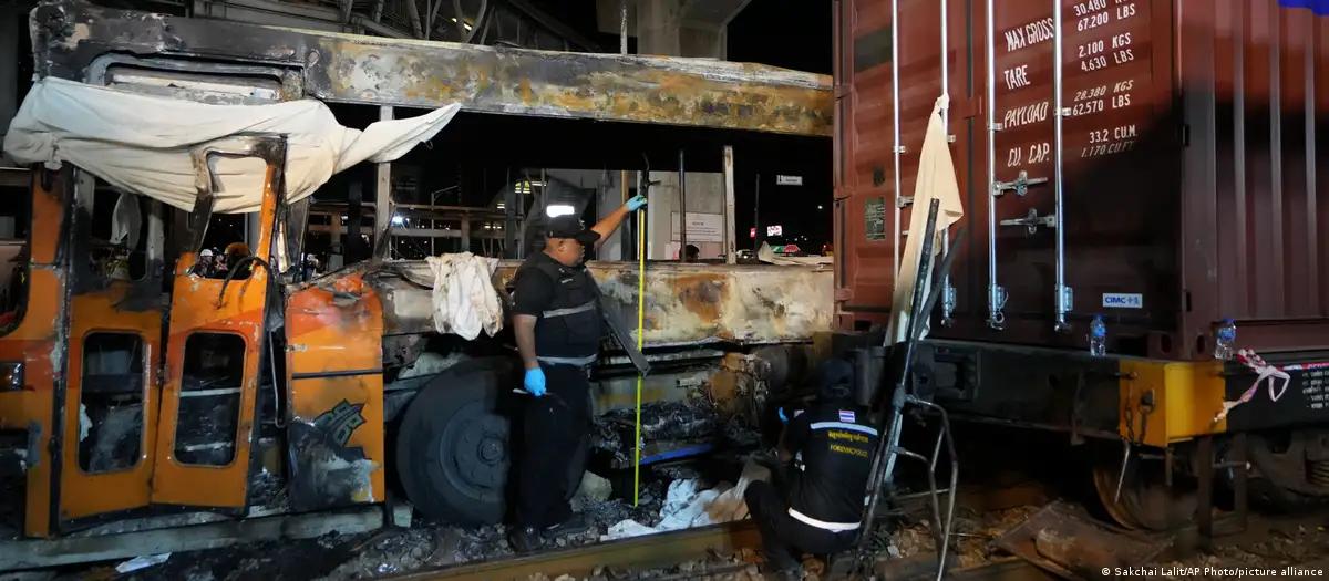 Batida entre ônibus e trem deixa oito mortos na Tailândia