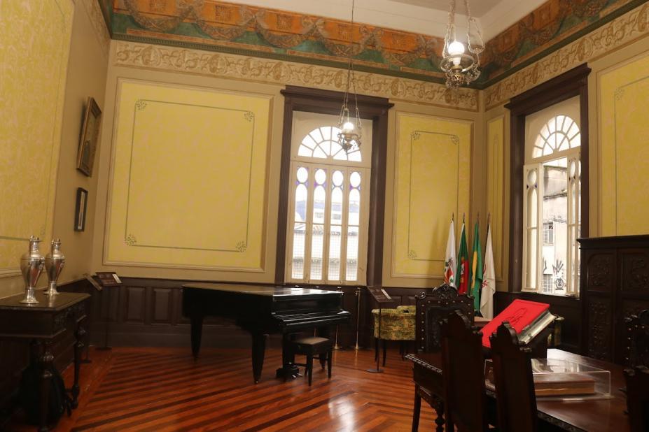 Centro Cultural Português de Santos reinaugura salão histórico