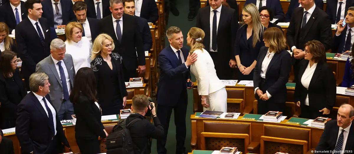 Conservador pró-UE toma posse na Hungria e encerra era Orbán