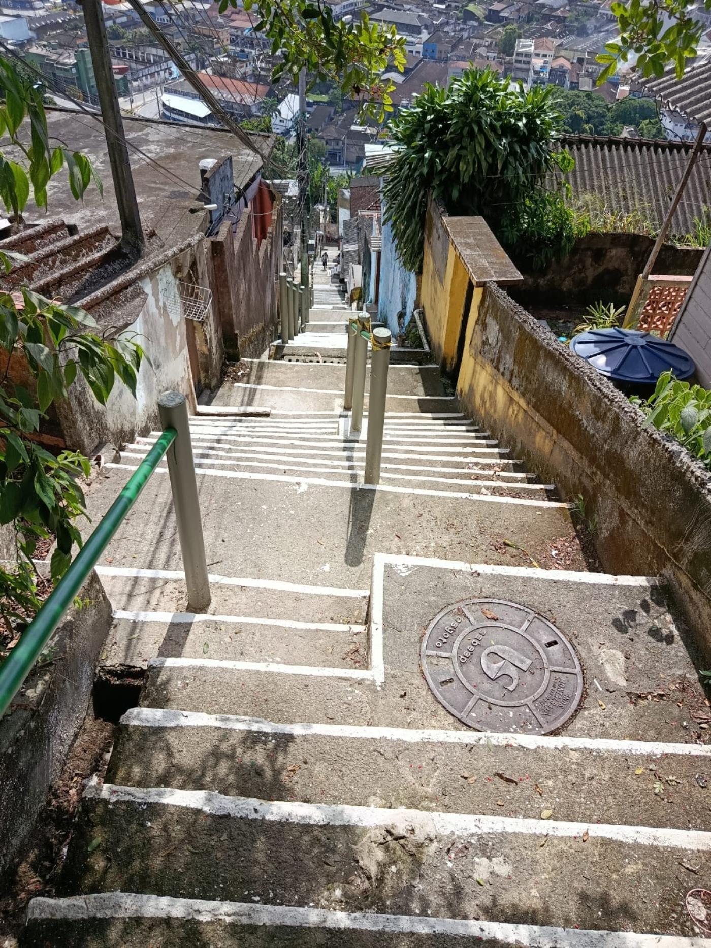Morro de Santos ganha escadaria revitalizada com corrimão e novas canaletas