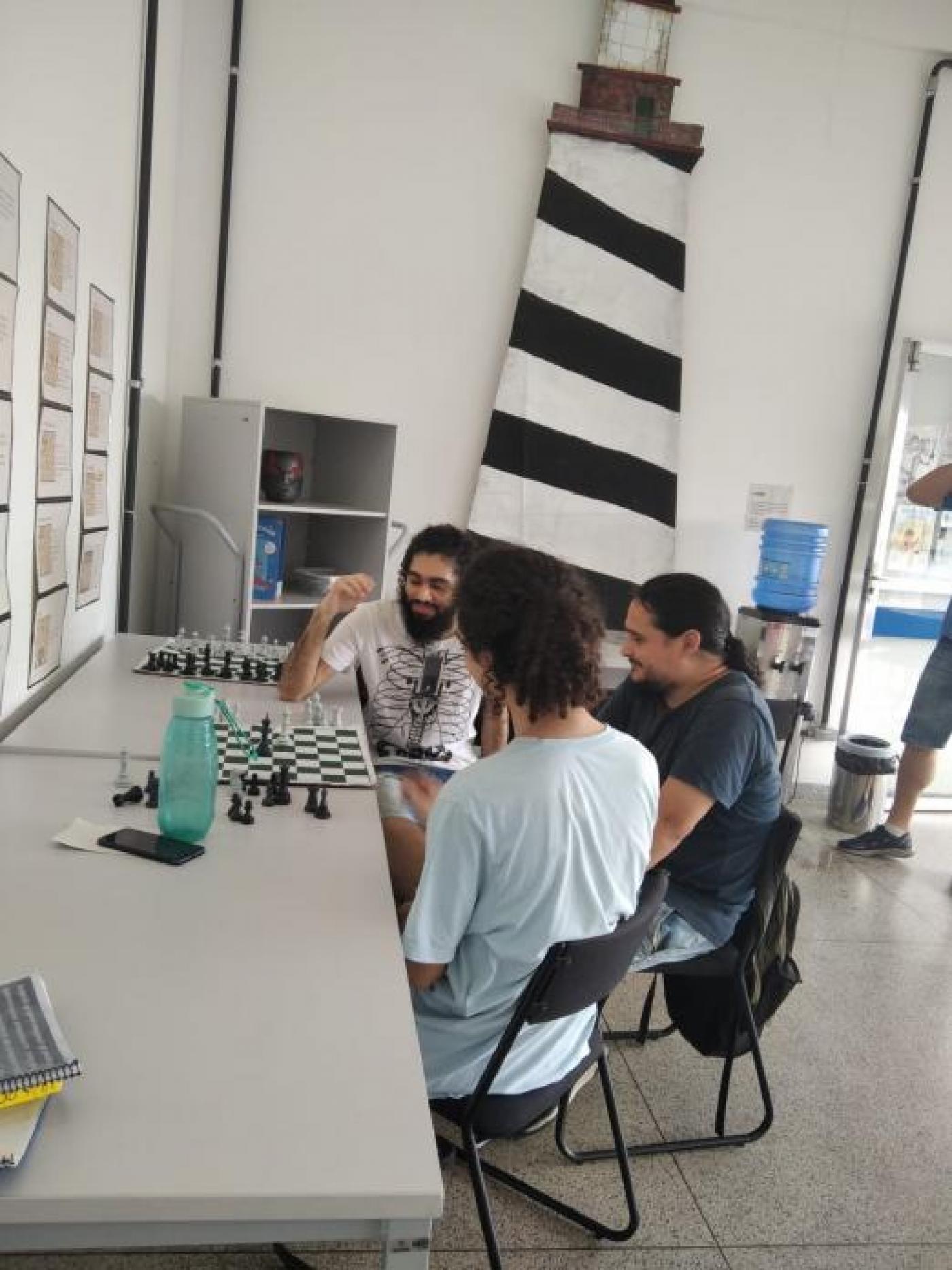 Oficina gratuita de iniciação ao xadrez abre inscrições na Zona Noroeste de Santos