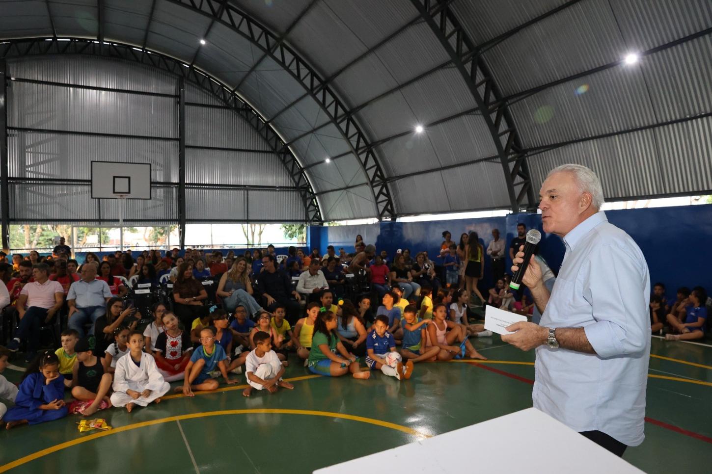 Prefeitura entrega reforma e nova quadra poliesportiva em escola municipal no bairro Jardim das Palmeiras
