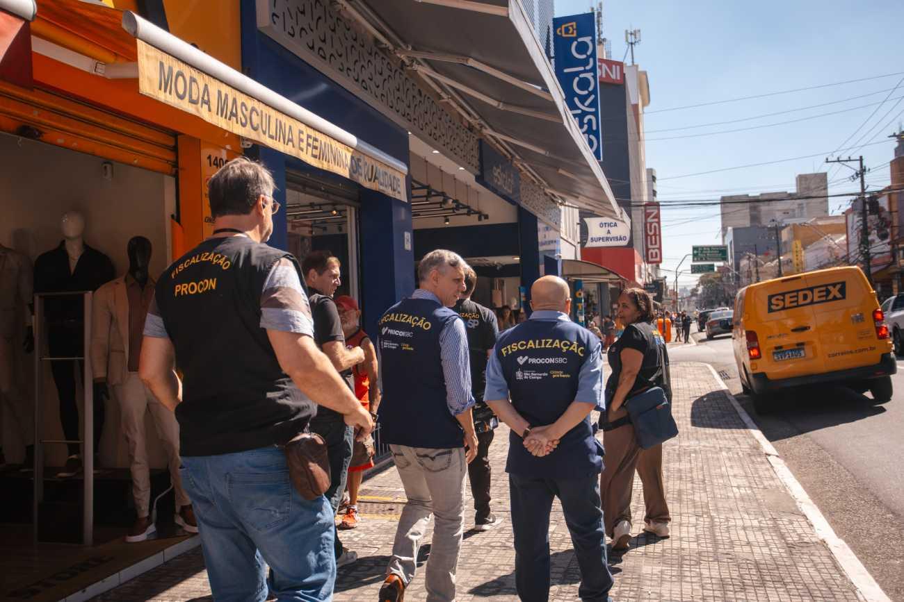 Procon de São Bernardo reforça fiscalização do comércio na Rua Marechal antes do Dia das Mães