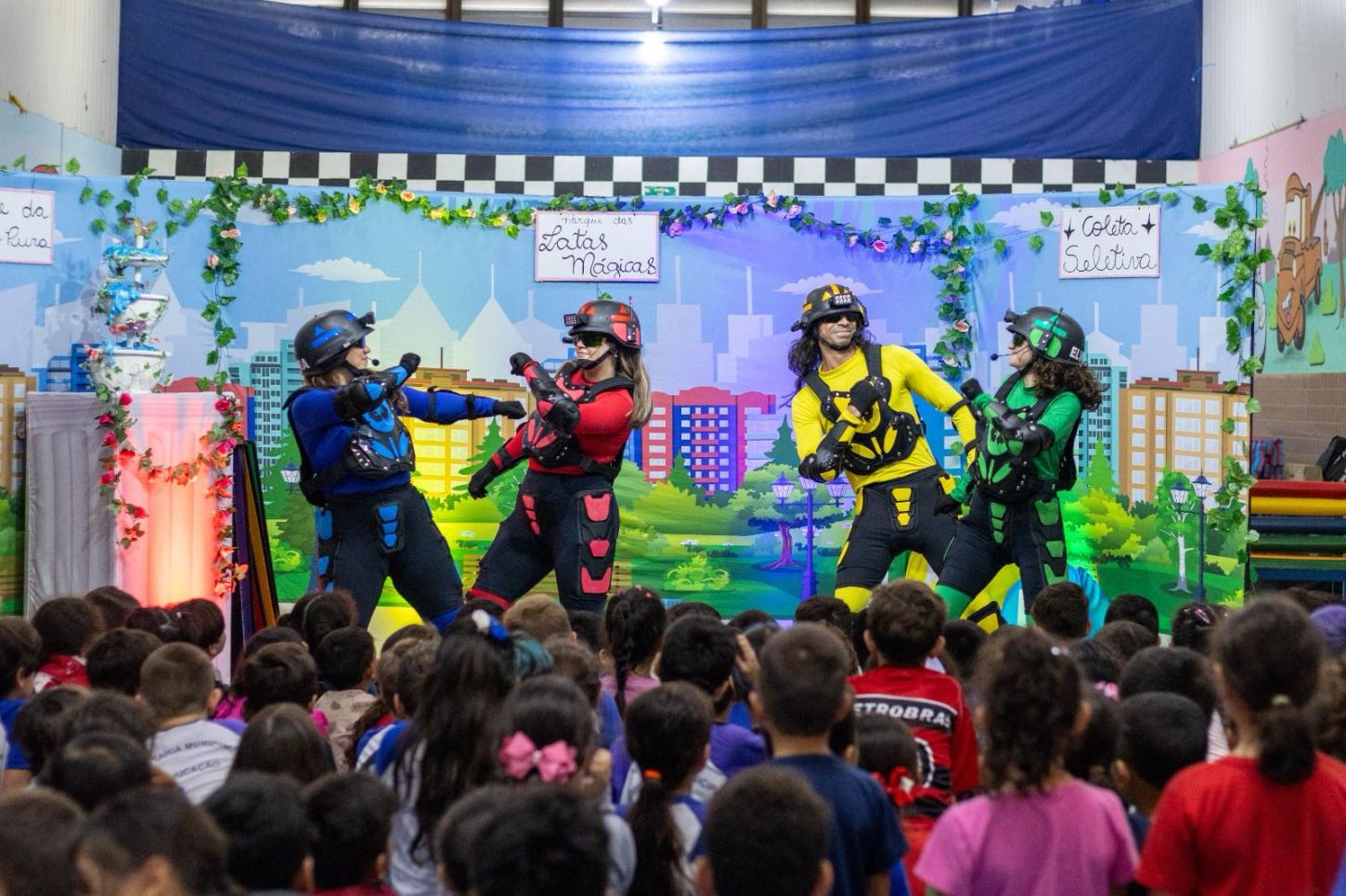 Projeto “As Latas Mágicas Mudando o Mundo” leva teatro para ensinar sustentabilidade a crianças de Santos (SP)