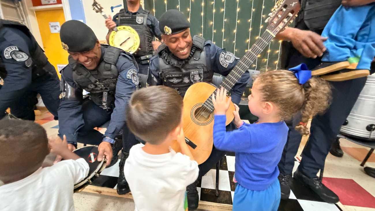 Romu de São Bernardo promove atividade musical com crianças da EMEB no Alves Dias