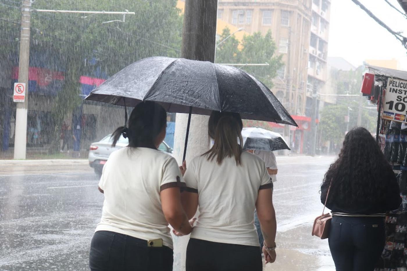 Santos tem previsão de chuva e ventos fortes para domingo
