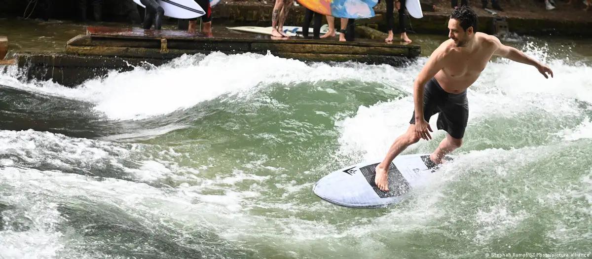 Surfistas celebram volta da 