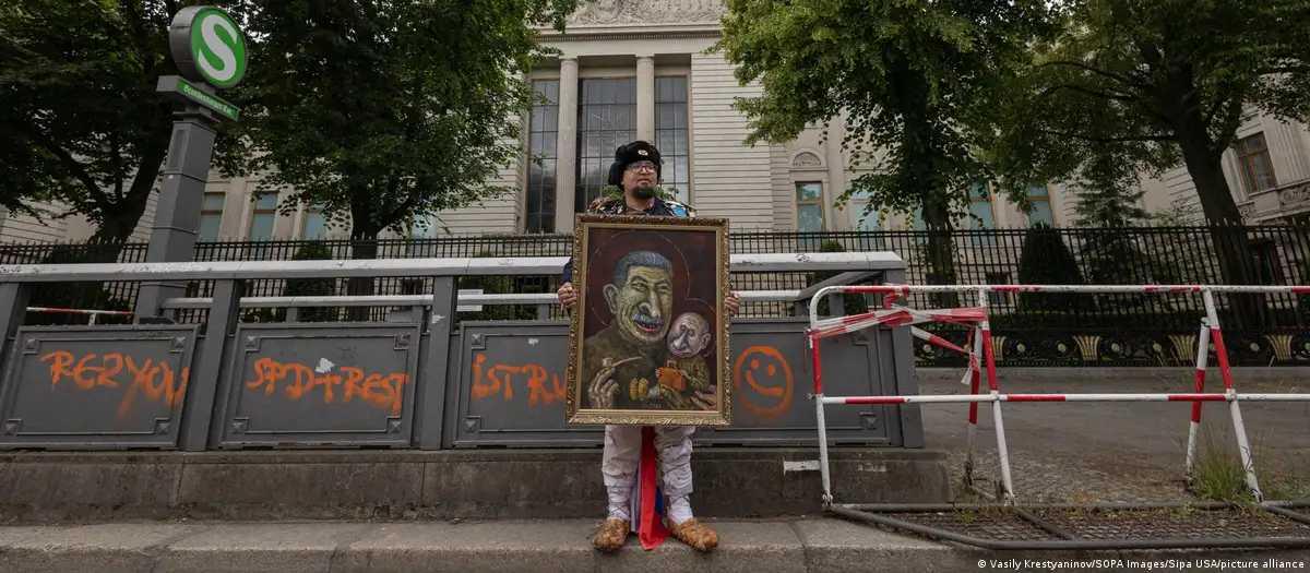 Artista crítico a Putin é morto à queima-roupa na Polônia