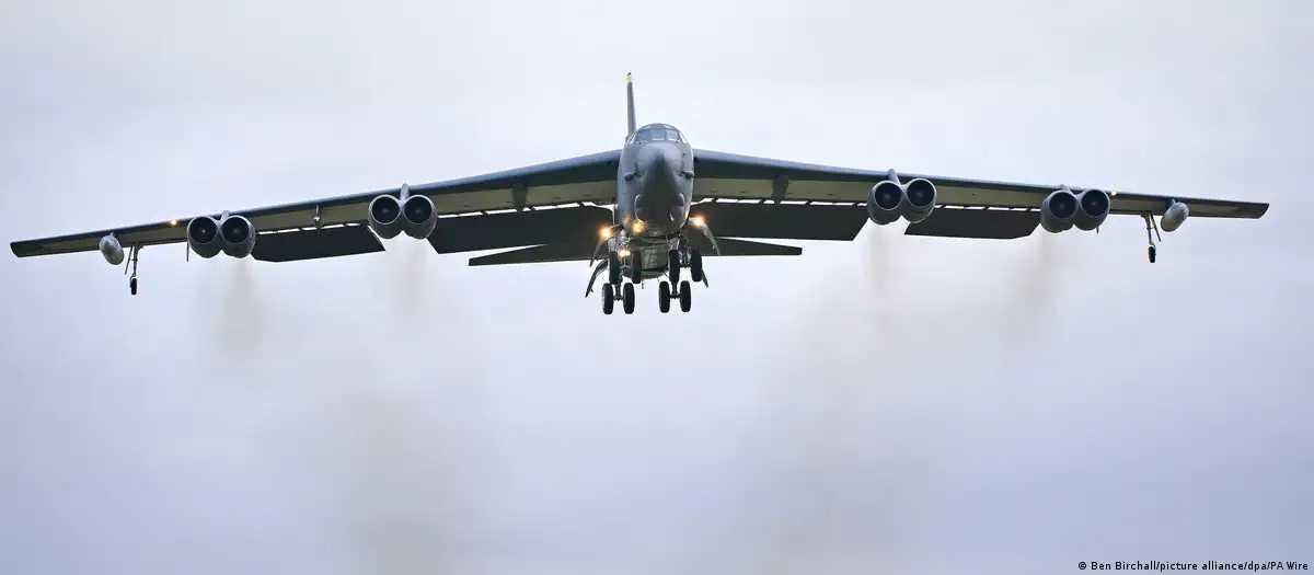 Bombardeiro B-52 cai em solo americano logo após decolar