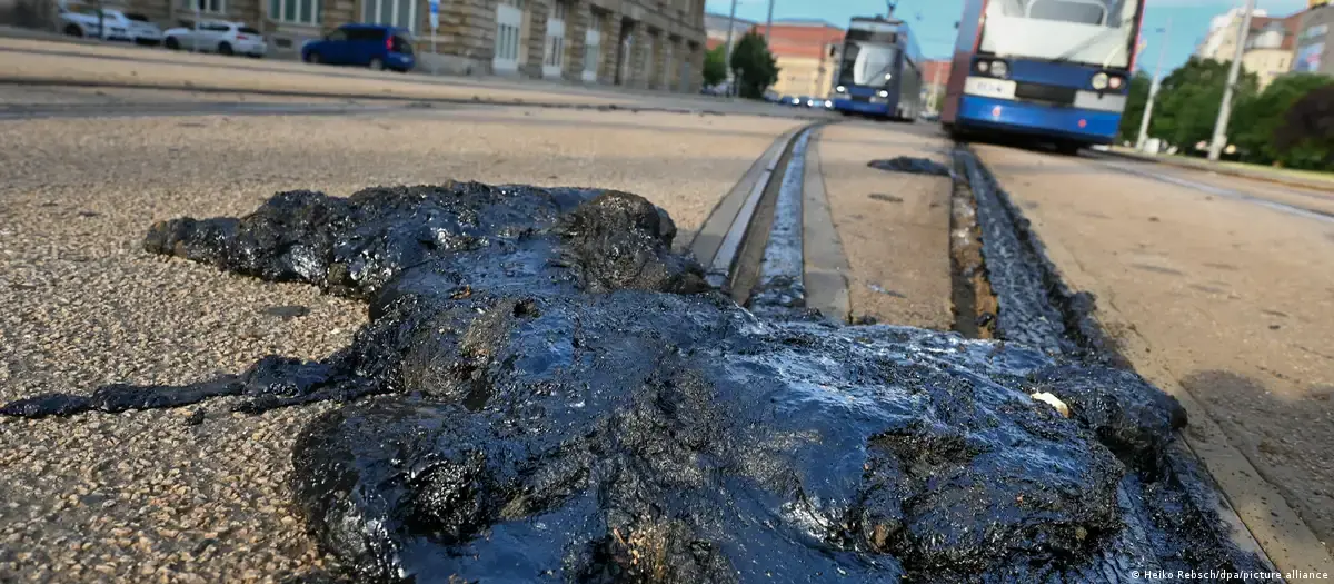 Calor derrete asfalto e obstrui trilhos de bonde na Alemanha 