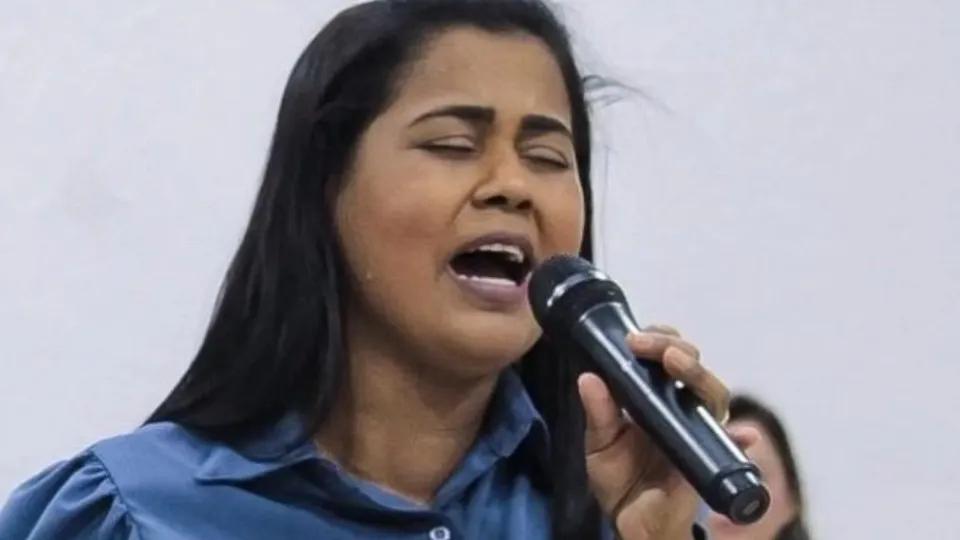 Cantora gospel morre aos 38 anos após doença no fígado