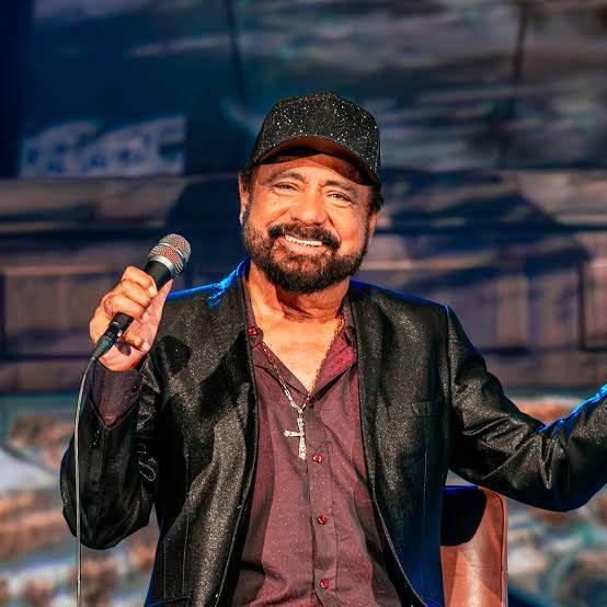 Dalvan, o Leão da Música Sertaneja, celebra trajetória histórica e anuncia a turnê “A Dama de Vermelho”