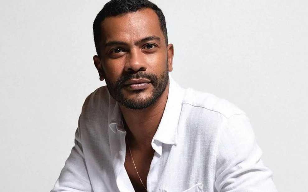 Festival Todos em Cena recebe ator Samuel de Assis em espetáculo gratuito sobre identidade, pertencimento e antirracismo