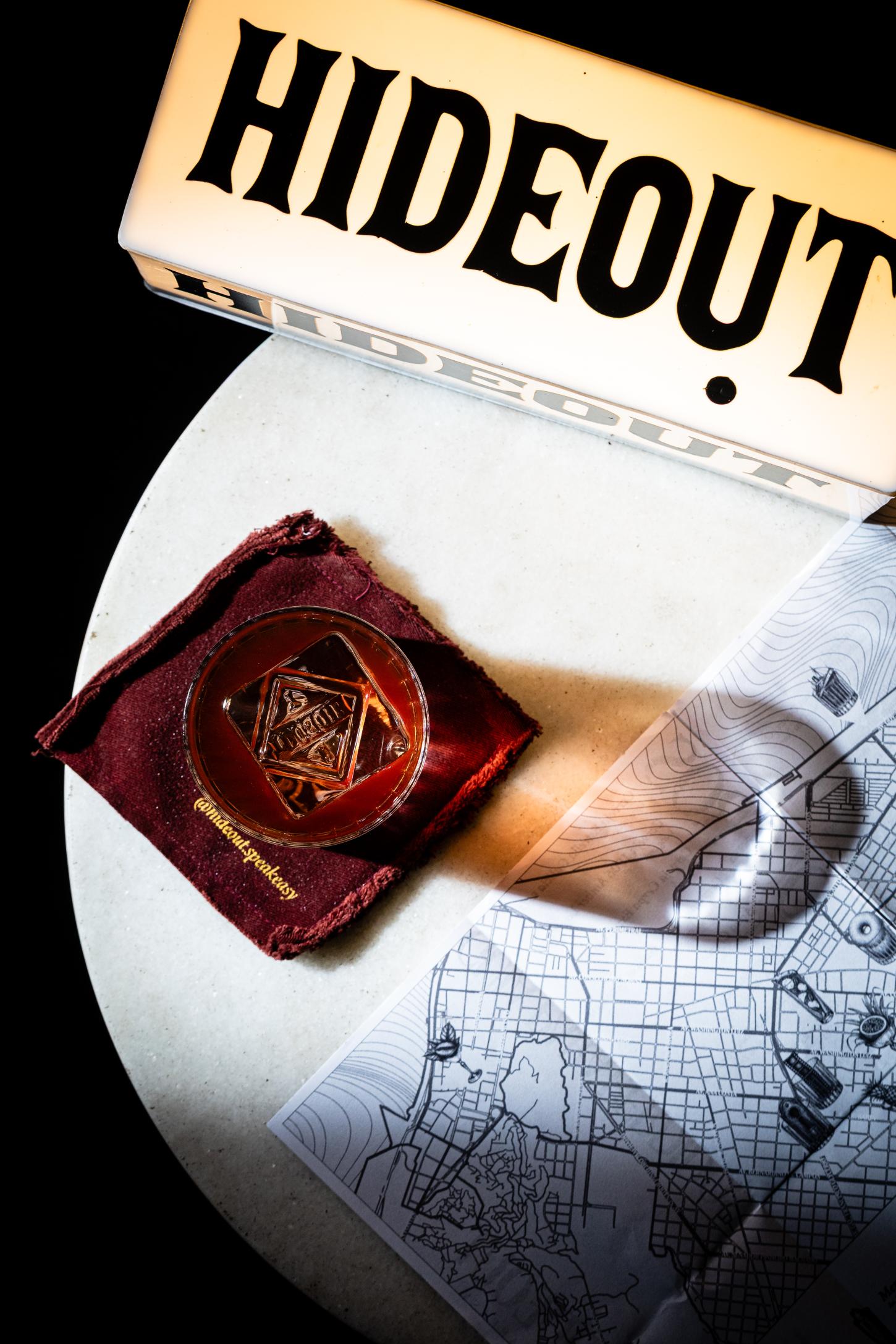 Hideout Speakeasy celebra sete anos com nova carta inspirada em Santos e na cena gastronômica da cidade