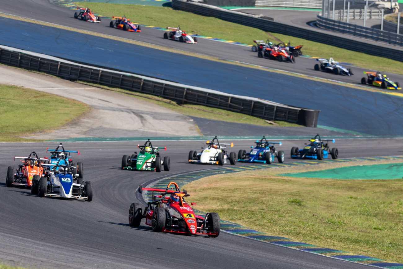 Marcel Fachini conquista duas vitórias e domina a 6ª etapa da Fórmula 1600 em Interlagos
