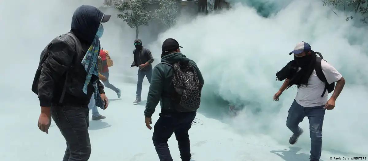 México é palco de protestos violentos às vésperas da Copa