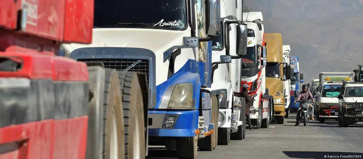 Milhares de caminhões estão parados nas estradas da Bolívia