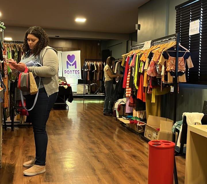 Outlet Pontes de Amor e 3T Showroom transforma compras em apoio a projetos de adoção