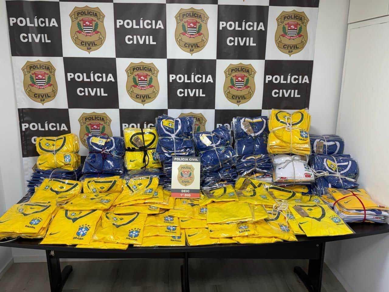 Polícia de SP apreende mais de 50 mil figurinhas e álbuns falsificados da Copa do Mundo