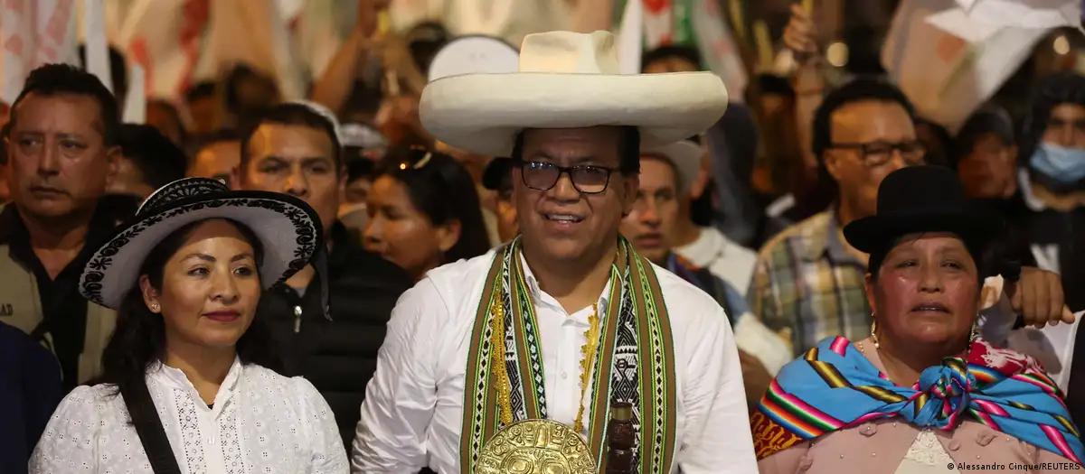 Sánchez lidera marcha que contesta apuração no Peru