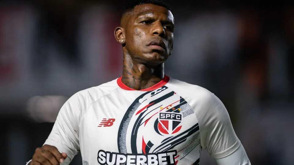 Sem um comprador, São Paulo volta atrás e reintegra Arboleda ao elenco