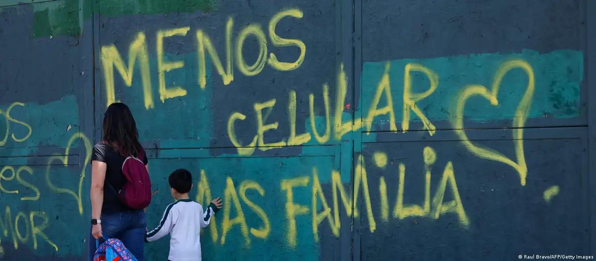 Suécia pede que pais não usem o celular ao lado dos filhos