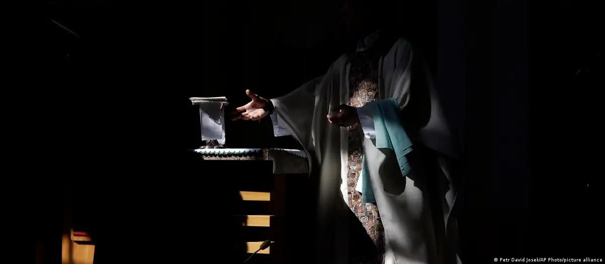 Vaticano rejeita permitir sermões de mulheres nas missas 