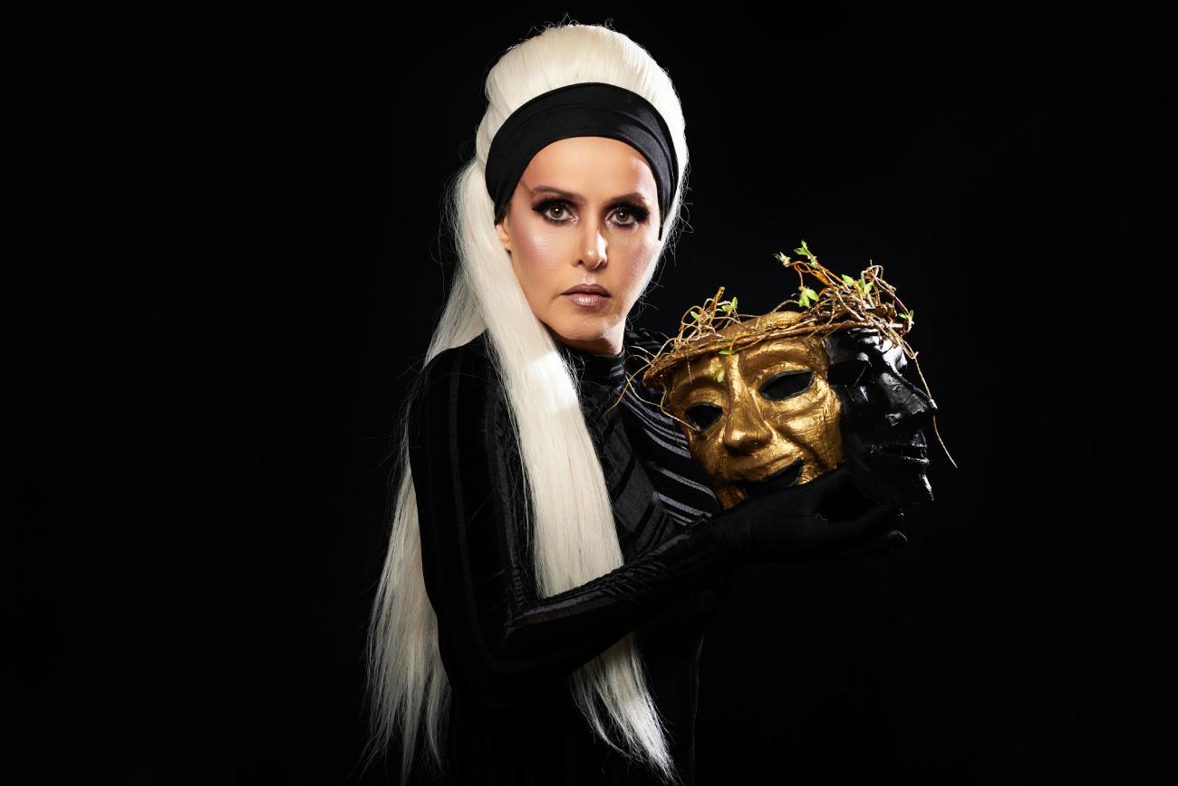 A CAIXA Cultural São Paulo recebe a peça ‘Elogio da Loucura’, protagonizada pela atriz Leona Cavalli