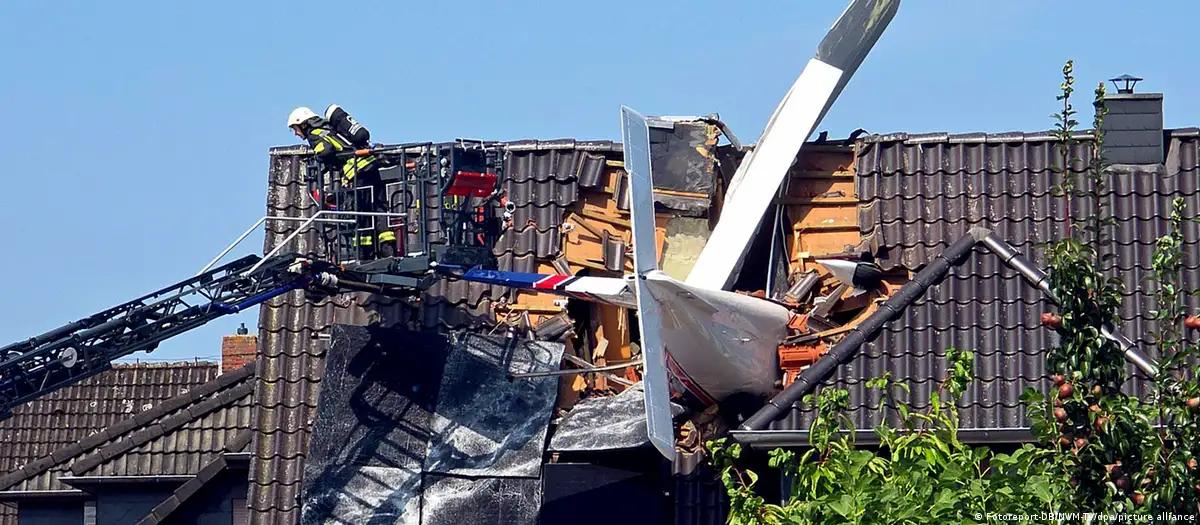 Avião despenca sobre casa de família no norte da Alemanha