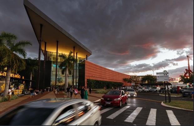 Brasil avança na Copa e Uberlândia Shopping terá funcionamento especial neste domingo