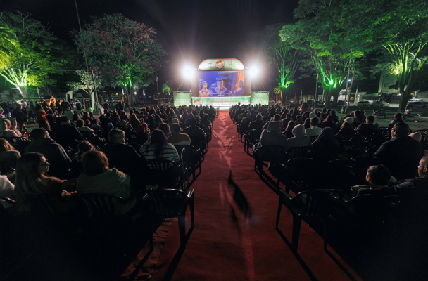 Cinema a céu aberto chega a Uberaba com sessão gratuita para toda a família