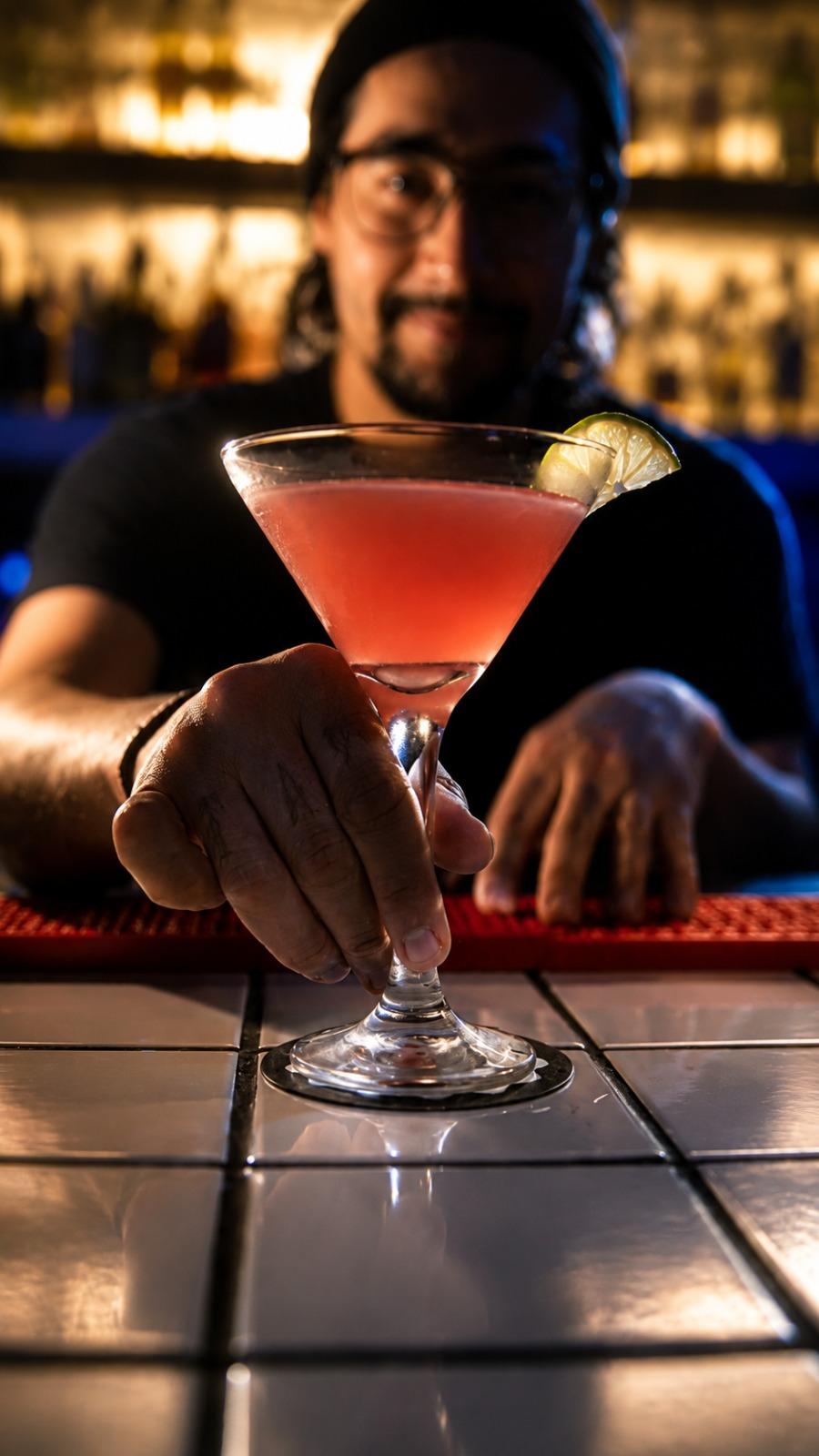 Cosmo Day celebra o drink icônico com versões  autorais e guest inédito em Santos