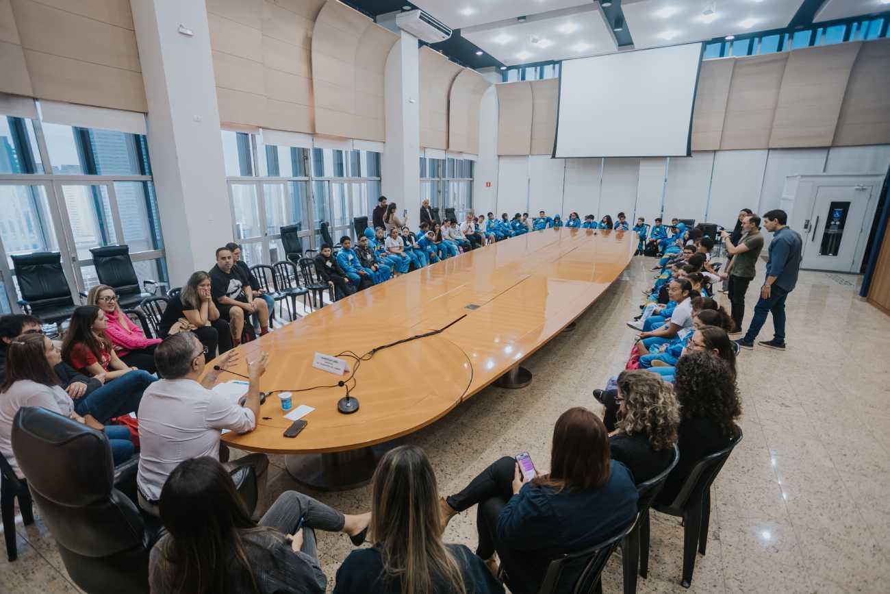 Em São Bernardo, 51 alunos da EMEB Nilo Campos Gomes fazem 'Tour no Paço' e dialogam sobre demandas da cidade